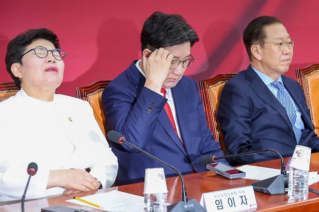 국민의힘 임이자 비대위원(왼쪽부터), 권성동 원내대표, 권영세 비상대책위원장이 8일 오전 서울 여의도 국회에서 열린 비상대책위원회의에서 생각에 잠겨 있다. 2025.5.8/뉴스1