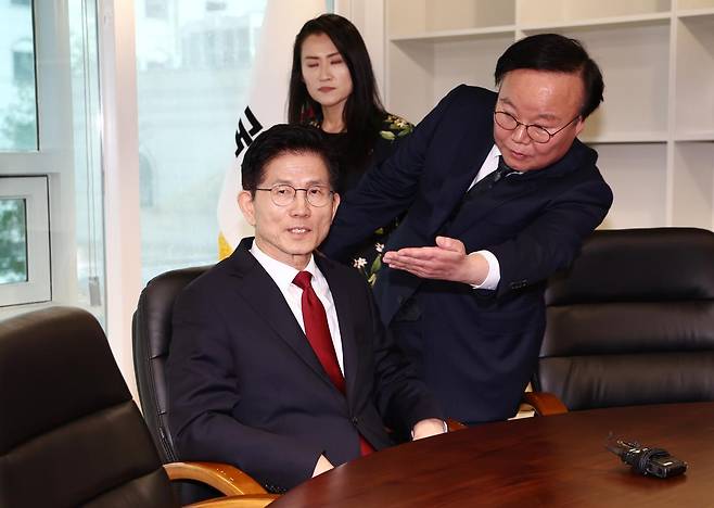 김문수 국민의힘 대통령 후보가 8일 오후 서울 여의도 중앙당사에 마련된 후보실에서 업무를 보기 위해 착석해 있다. 오른쪽은 김재원 의원. 2025.5.8/뉴스1