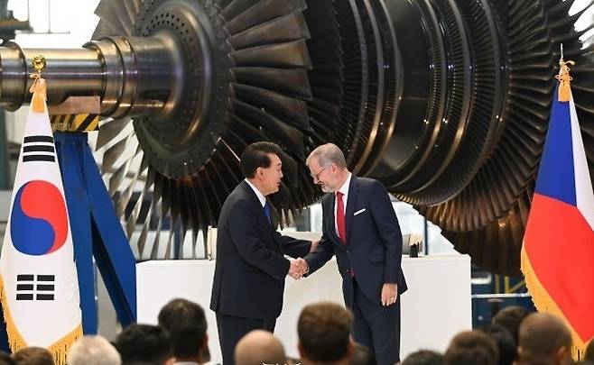 지난해 9월 윤석열 당시 대통령이 체코 플젠시에 있는 두산스코다파워 공장에서 페트르 피알라 체코 총리와 악수하고 있다. 대통령실 공동사진취재단