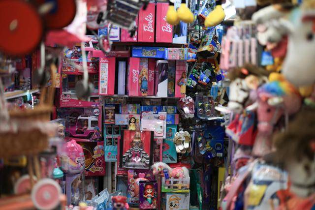 7일 미국 플로리다주 마이애미비치에 있는 장난감 매장 ‘A to Z Toys’의 진열대가 중국에서 수입된 인형들로 메워져 있다. 마이애미비치=AFP 연합뉴스