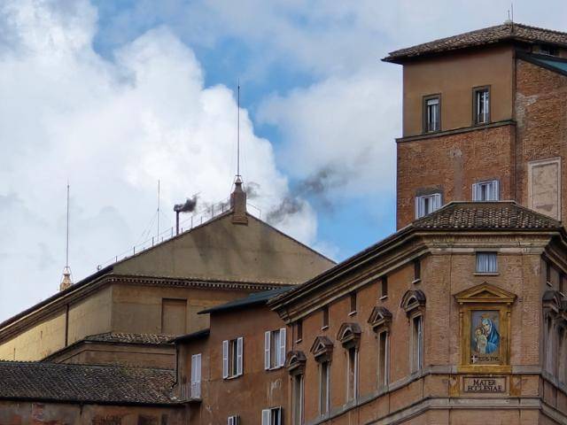 8일 오전 11시 52분 바티칸 시스티나 성당에서 검은 연기가 나오고 있다. 콘클라베 이튿날에도 차기 교황 선출이 불발됐다는 뜻이다. 바티칸=신은별 특파원