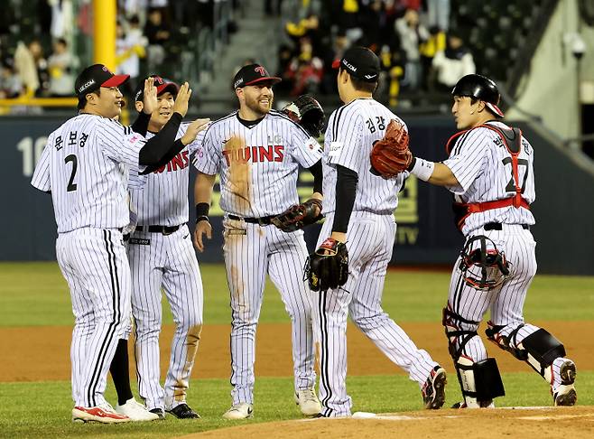 2025 KB0리그 프로야구 LG트윈스와 한화이글스의 경기가 25일 오후 서울 잠실야구장에서 열렸다. 5-0 승리로 개막 3연승을 거둔 LG 선수들이 경기 후 자축하고 있다. 잠실=김민규 기자 mgkim1@edaily.co.kr /2025.03.25/