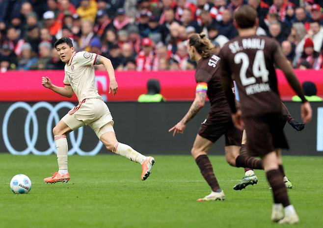 뮌헨 김민재가 30일 알리안츠 아레나에서 끝난 장크트파울리와의 2024~25 분데스리가 27라운드 중 수비하고 있다. AFP=연합뉴스