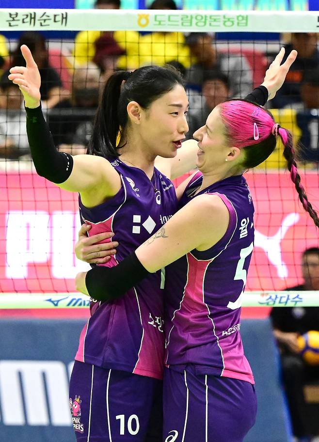 2023~24시즌 김연경(왼쪽)와 윌로운. KOVO 제공