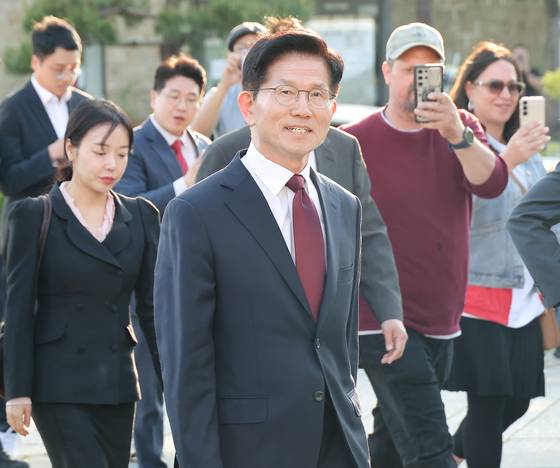 김문수 국민의힘 대통령 후보가 7일 오후 서울 종로구의 한 음식점에서 열린 후보 단일화를 위한 회동을 갖기 위해 차량에서 내리고 있다. 뉴스1