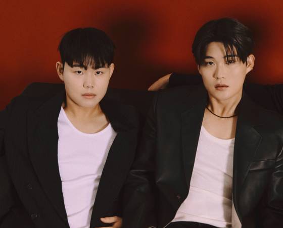 '싱글즈' 화보를 촬영한 KT 소형준(왼쪽)과 배정대. 사진 KT 위즈