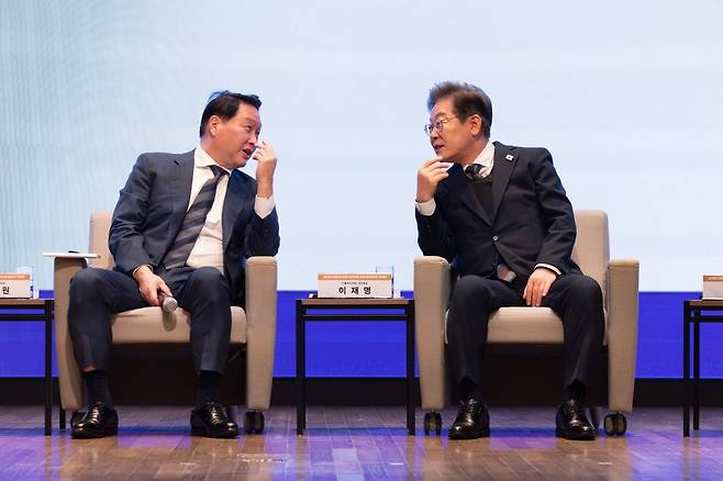 이재명 더불어민주당 대선후보가 8일 오전 서울 중구 대한상공회의소에서 열린 대선후보 초청 경제5단체장 간담회에서 최태원 대한상의 회장과 대화하고 있다. / 사진=강은구 기자