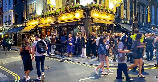 영국의 펍은 자리에 앉는 사람보다 서서 마시는 사람이 많다. 펍들은 창틀에도 선반을 마련해 주변 골목은 맥주잔을 들고 이야기하는 사람들로 왁자지껄하다. Getty Images Bank