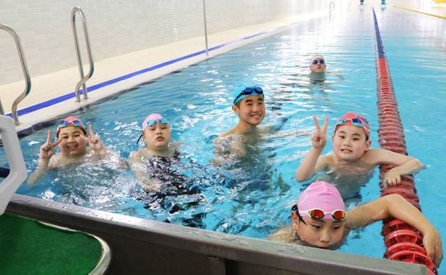 지난달 29일 인천시 부평구에 있는 학교복합시설 ‘인천광역시교육청 북부교육문화센터’ 수영장에서 훈련하는 장애 학생 수영선수들이 포즈를 취하고 있다. 학생들은 대회 규격인 50m 레인에서 마음껏 실력을 키우고 있었다.