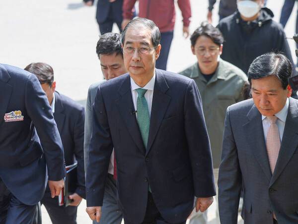 무소속 한덕수 대선 예비후보(가운데)가 8일 경북 구미시 박정희 전 대통령 생가를 방문하고 있다. 연합뉴스