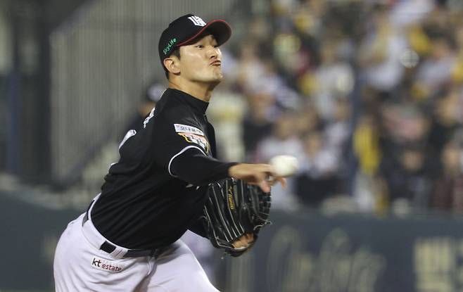 KT위즈 고영표가 3연패를 당한 팀을 구하기 위해 선발 등판한다. 사진은 2024시즌 KT위즈에서 활약한 고영표의 모습. /사진=뉴스1