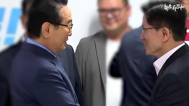 ▲ 지난달 30일, 여의도 대하빌딩에서 김문수 지지 선언 기자회견장에 이영수 새로운미래준비위원회(새미준) 중앙회장이 김문수 후보와 악수를 하고 있다.