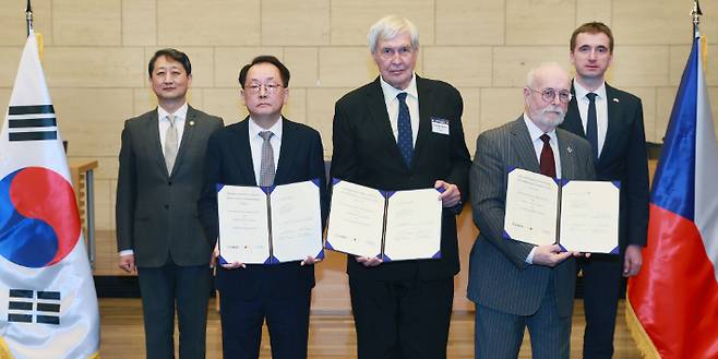안덕근 산업통상자원부 장관이 지난 2월 17일 서울 중구 대한상공회의소에서 열린 '한-체코 투자 및 비즈니스 컨퍼런스'에서 양국 기업·기관 간 업무협약을 체결한 뒤 기념 촬영하는 모습. 연합뉴스