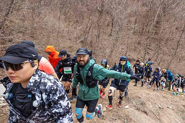 출발지점을 통과하는 20K 참가자들. 아직은 다들 표정이 좋다.