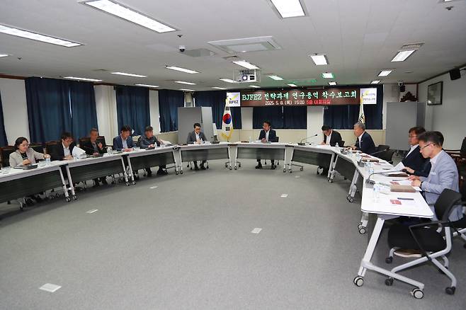 박성호 부산진해경자청장(가운데)이 8일 ‘부산진해경제자유구역 전략과제 발굴 연구용역 착수보고회’를 주재하고 있다. 부산진해경제자유구역청 제공