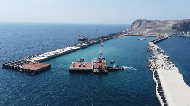 울릉공항 활주로에 케이슨이 설치되고 있는 모습. 사진 제공=DL이앤씨