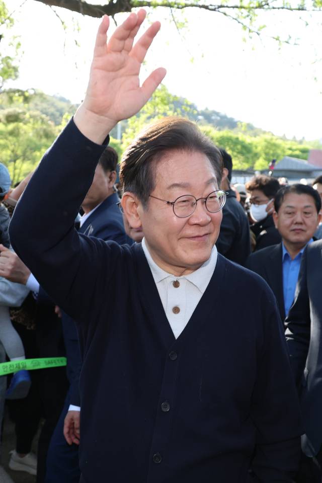 더불어민주당 이재명 대선 후보가 '골목골목 경청투어' : 단양8경편'에 나선 4일 충북 제천군 의림지를 찾아 지지자들을 향해 인사하고 있다. 제천=연합뉴스