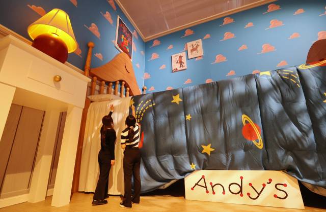 7일 '문도 픽사: 픽사, 상상의 세계로' 전시 언론 공개 행사에서 관계자들이 애니메이션 '토이 스토리' 전시물을 체험하고 있다. 연합뉴스