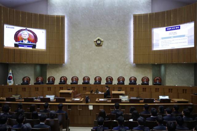 조희대 대법원장을 비롯한 대법관들이 1일 오후 이재명 더불어민주당 대선 후보의 공직선거법 사건 전원합의체 선고를 위해 서울 서초구 대법원 대법정에 입장해 자리에 앉아 있다. 사진공동취재단