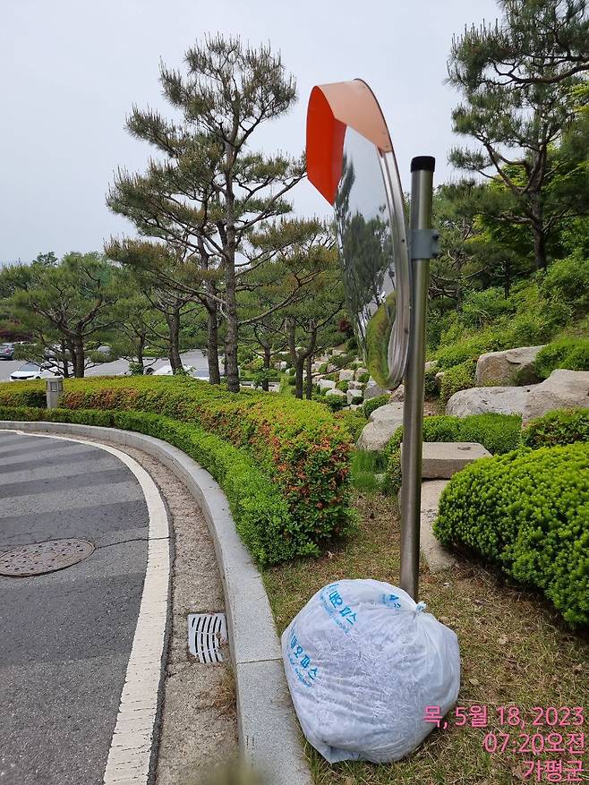 윤씨 등이 파기한 후 폐기한 자료들이 버려져 있다. ⓒ시사저널