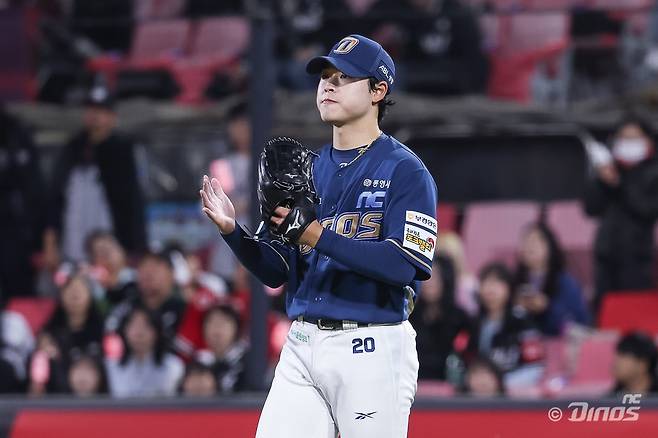 NC 목지훈이 7일 수원 KT전 선발로 나서 동료 호수비에 박수를 치고 있다. NC 다이노스 제공