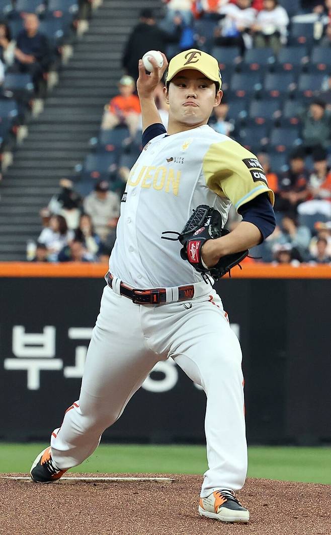 ▲ 문동주의 단순 패스트볼 구속은 지난해보다 줄었지만, 오히려 완급 조절과 변화구 구사 능력이 좋아지며 성적은 상승했다 ⓒ연합뉴스