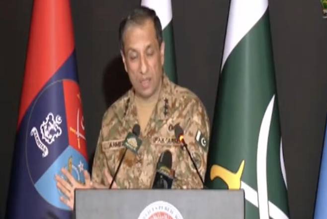 브리핑하는 아흐메드 샤리프 차우드리 파키스탄군 대변인 유튜브 캡처. 재판매 및 DB 금지