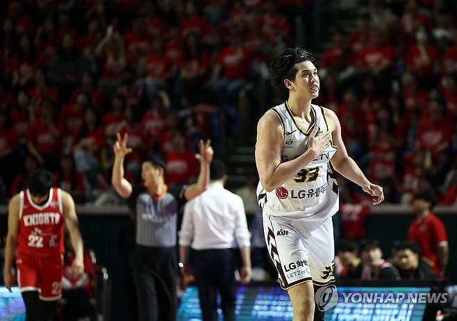 타마요 ‘또 3점’ (서울=연합뉴스) 윤동진 기자 = 5일 잠실학생체육관에서 열린 2024-2025 KBL 챔피언결정전 창원 LG 대 서울 SK 경기. LG 타마요가 3점슛을 성공시킨 후 기뻐하고 있다. 2025.5.5 mon@yna.co.kr