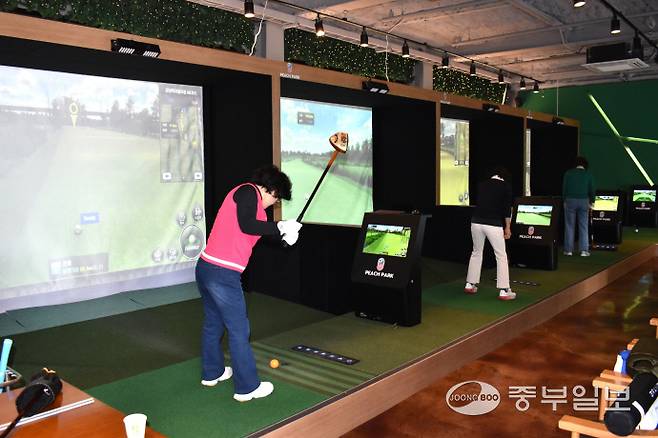 용인시 수지구에 위치한 피치파크게임즈 직영점에서 고객들이 파크골프를 즐기고 있다. 이성관 기자