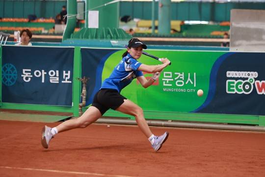 NH농협은행 이민선이 날렵하게 상대 공격을 막아내고 있다. 대한소프트테니스협회 제공