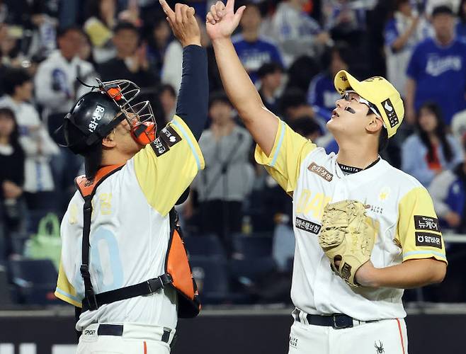 7일 대전 한화생명볼파크에서 열린 프로야구 2025 신한 SOL 뱅크 KBO리그 삼성 라이온즈와 한화 이글스의 경기. 9회 초 삼성 공격을 막아내고 10-6으로 승리를 확정 지은 뒤 한화 마무리 투수 김서현과 포수 이재원이 승리 세리머니를 하고 있다. 사진=연합뉴스