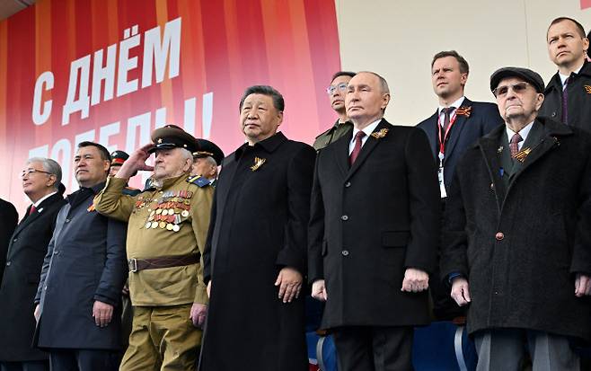블라디미르 푸틴(앞줄 오른쪽에서 두번째) 러시아 대통령과 시진핑(앞줄 오른쪽에서 세번째) 중국 국가주석이 9일 러시아 모스크바에서 열린 전승절 열병식을 지켜보고 있다. (사진=로이터)