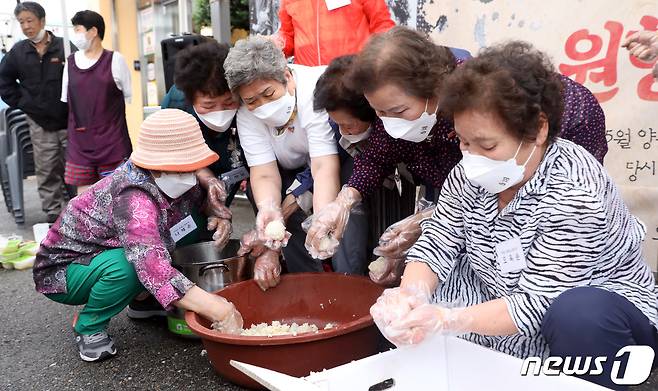 1980년 5월 당시 양동 노점상 어머니들이 제41주년 5·18민주화운동을 앞둔 2021년 5월 16일 오후 광주 서구 옛 방앗간 터(현 양동행정복지센터)에서 주먹밥 만들기를 재현하고 있다. ⓒ News1 이수민 기자