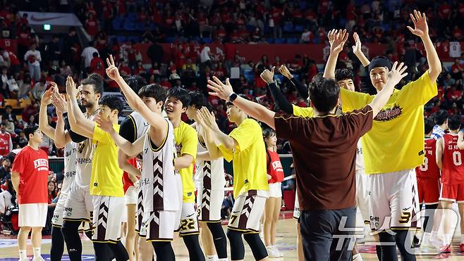 7일 오후 서울 송파구 잠실학생체육관에서 열린 '2024-25 KCC 프로농구 챔피언결정전 2차전' 서울 SK 나이츠와 창원 LG 세이커스의 경기에서 76대71로 짜릿한 승리를 거둔 LG 선수들이 기쁨을 나누고 있다. 2025.5.7/뉴스1 ⓒ News1 이동해 기자