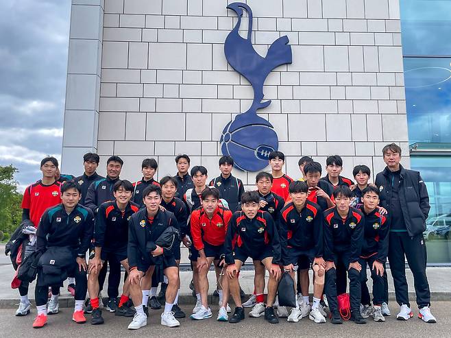토트넘에서 연수 중인 강원 유스 선수들(강원 제공)