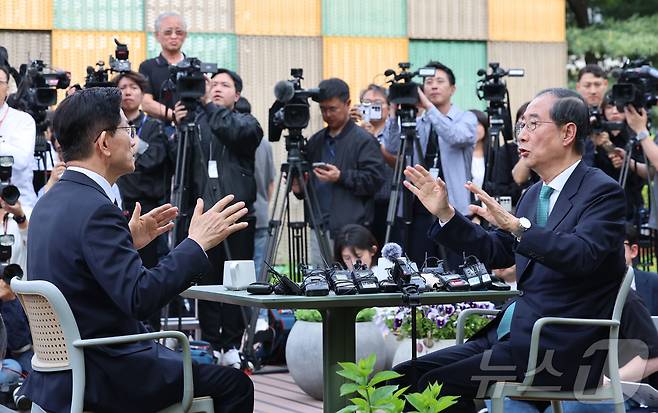 김문수 국민의힘 대통령 후보와 한덕수 무소속 대선 예비후보가 8일 서울 여의도 국회 강변서재에서 '후보 단일화' 회동을 하고 있다.(공동취재) 2025.5.8/뉴스1 ⓒ News1 김민지 기자