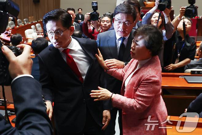 김문수 국민의힘 대통령 후보가 9일 서울 여의도 국회에서 열린 의원총회에서 "무소속을 당 후보 만들려 불법부당 수단 동원, 중단하라"며 입장을 밝힌 뒤 의총장을 떠나자 의원들이 이를 말리고 있다. 2025.5.9/뉴스1 ⓒ News1 김민지 기자