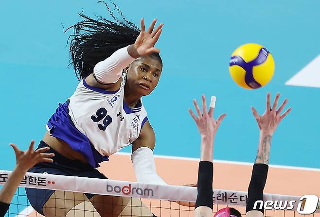 한국도로공사 유니폼을 입게 된 모마. /뉴스1 DB ⓒ News1 김민지 기자