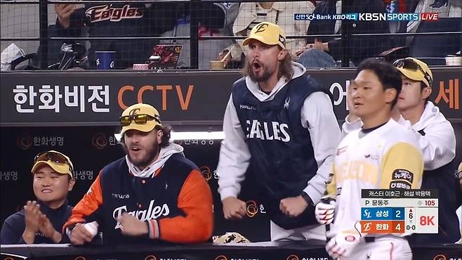 한화 폰세(왼쪽)와 와이스가 7일 대전 한화생명 볼파크에서 열린 2025 KBO리그 정규시즌 삼성전 6회초 종료 후 마운드를 내려오는 문동주를 격려하고 있다. 사진 | 티빙