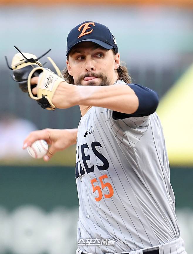 한화 와이스가 16일 인천 SSG랜더스필드에서 열린 2025 KBO리그 SSG와 경기에 선발 등판해 힘차게 공을 던지고 있다. 문학 | 박진업 기자 upandup@sportsseoul.com