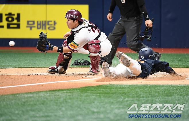 9일 서울 고척스카이돔에서 열린 한화-키움전. 3회초 1사 1, 2루 문현빈의 안타 때 황영묵이 득점하고 있다. 고척=정재근 기자 cjg@sportschosun.com/2025.5.9/