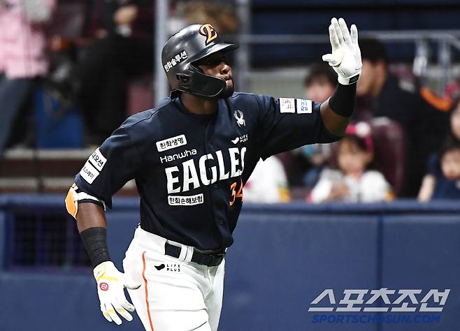 9일 서울 고척스카이돔에서 열린 한화-키움전. 5회초 2사 플로리얼이 솔로포를 친 후 환영받고 있다. 고척=정재근 기자 cjg@sportschosun.com/2025.5.9/