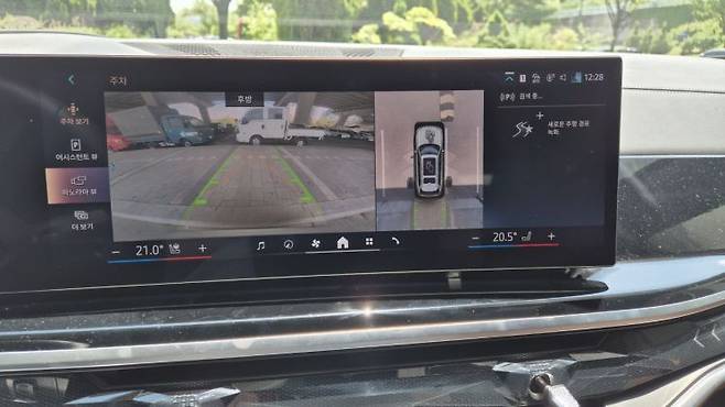 파킹 어시스턴트가 장착된 360˚ 카메라. 우수연 기자