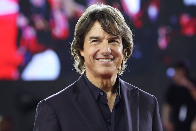 할리우드 배우 톰 크루즈가 8일 서울 송파구 롯데월드 아이스링크에서 열린 영화 '미션 임파서블: 파이널 레코닝' 레드카펫 행사에서 포즈를 취하고 있다. /연합뉴스