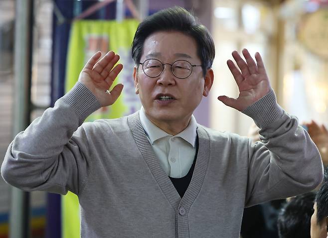 더불어민주당 이재명 대선 후보가 제3차 골목골목 경청투어로 경북지역 방문에 나선 9일 경북 영천시 영천공설시장에서 시장 상인 및 지지자들 앞에서 연설하고 있다. /연합뉴스