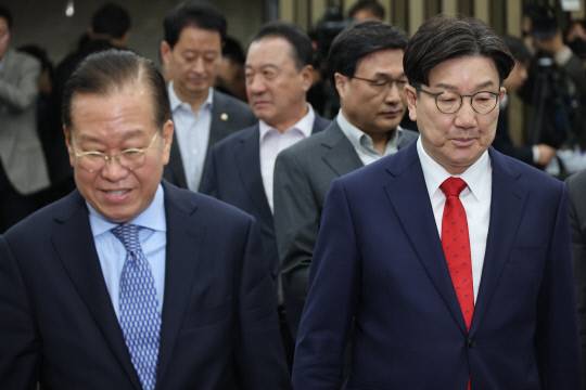 국민의힘 권영세 비상대책위원장과 권성동 원내대표가 8일 서울 여의도 국회에서 열린 의원총회에 참석하고 있다. 연합뉴스