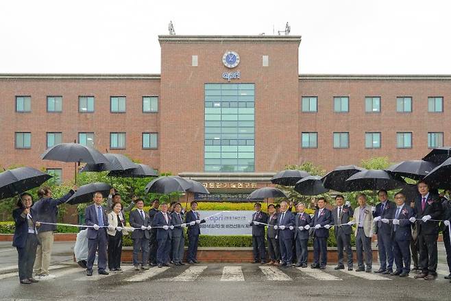 광주과학기술원(GIST) 고등광기술연구원 개원식에서 현판을 제막하고 있는 모습. GIST 제공