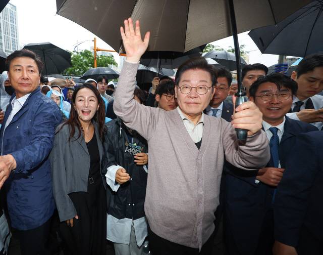 경주 골목골목 경청투어 나선 이재명 후보
(경주=연합뉴스) 김도훈 기자 = 더불어민주당 이재명 대선 후보가 제3차 골목골목 경청투어로 경북지역 방문에 나선 9일 경북 경주시 한 거리에서 주민들에게 인사하고 있다. 2025.5.9
superdoo82@yna.co.kr
(끝)
<저작권자(c) 연합뉴스, 무단 전재-재배포, AI 학습 및 활용 금지>