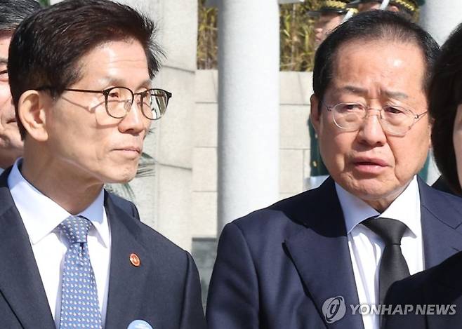 김문수 국민의힘 대통령 후보(왼쪽)와 홍준표 전 대구시장. 연합뉴스