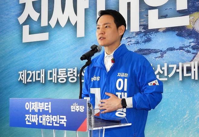 더불어민주당 제주도당 선거대책위원회 상임총괄선대위원장인 김한규 의원이 3일 오전 제주시 연동에서 열린 '더불어민주당 제주도당 선거대책위원회 출범식'에서 인사말을 하고 있다. 사진=뉴스1